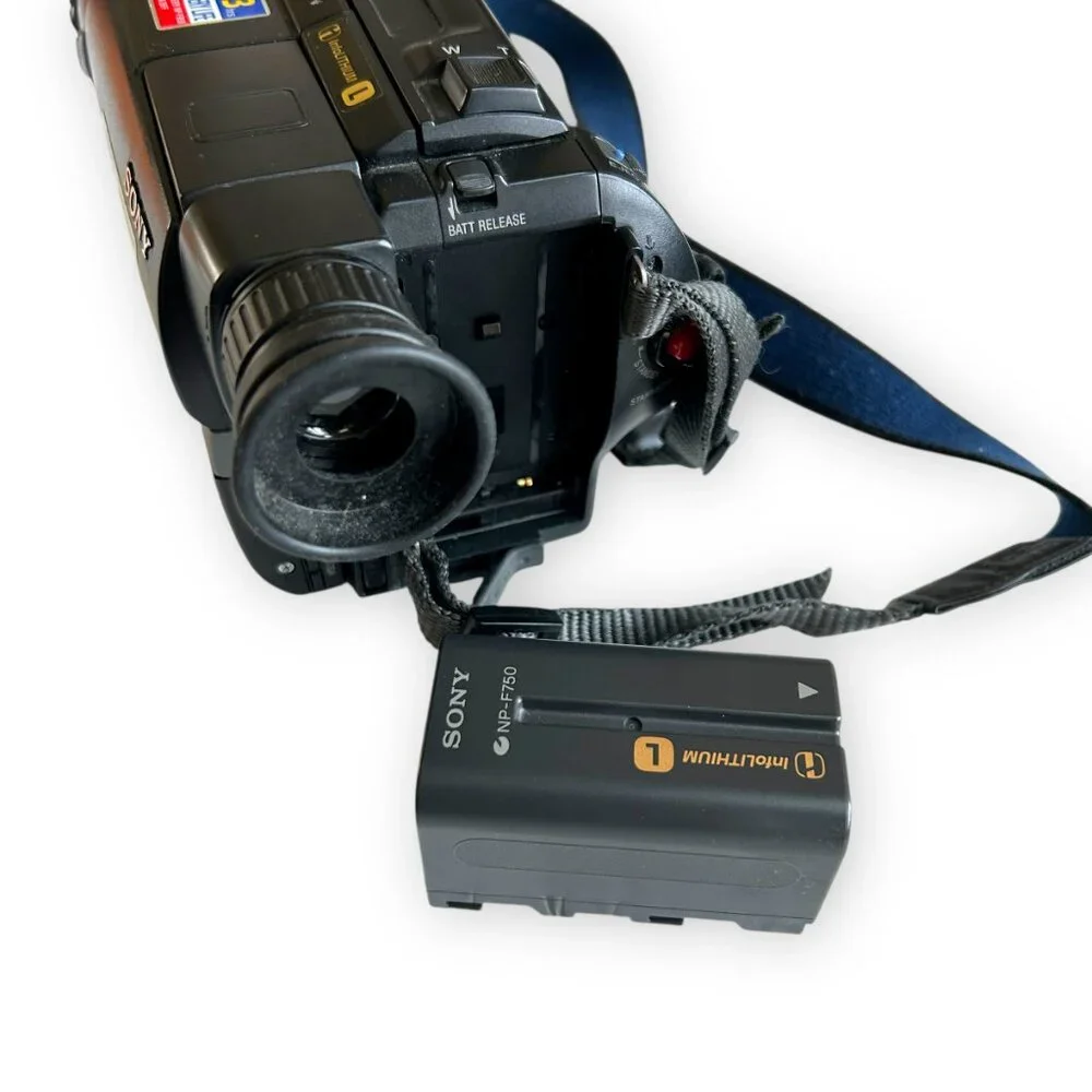 (PARTS ONLY) Sony Handycam Vision Camcorder CCD-TRV16 - PARTS ONLY!